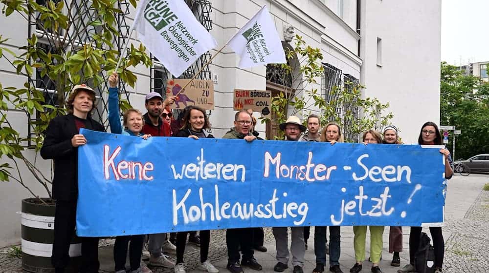 Mitglieder der Umweltgruppe Grüne Liga demonstrieren vor dem Wassergipfel in Berlin. / Foto: Soeren Stache/dpa