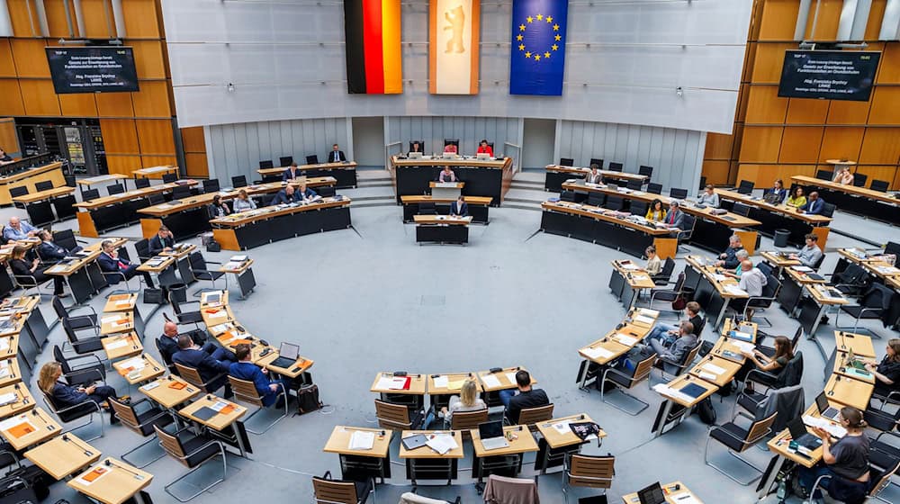 Mitglieder verschiedener Parteien nehmen an der Plenarsitzung des Berliner Abgeordnetenhauses teil. / Foto: Carsten Koall/dpa