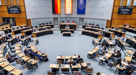 Mitglieder verschiedener Parteien nehmen an der Plenarsitzung des Berliner Abgeordnetenhauses teil. / Foto: Carsten Koall/dpa