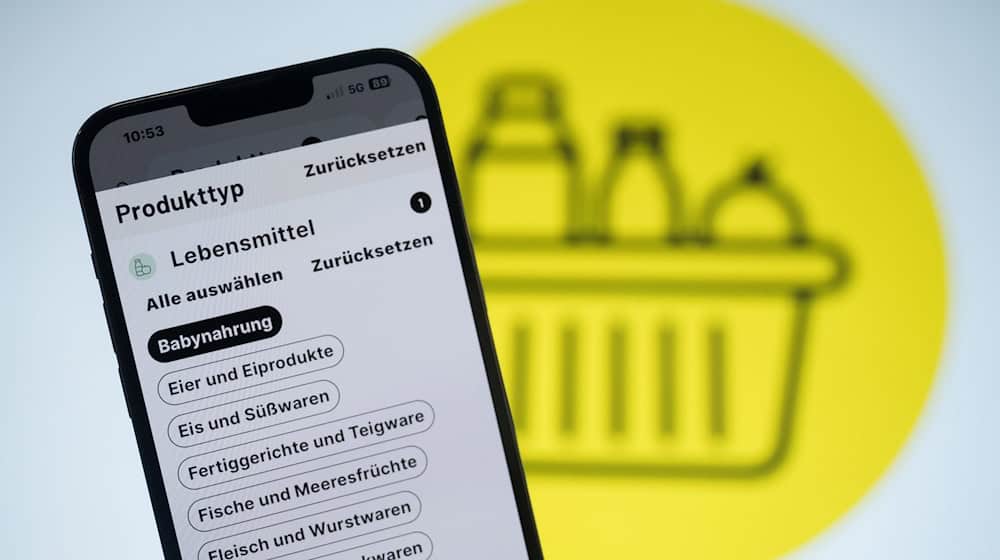 Die Kategorienauswahl der App «Lebensmittelwarnung.de» ist auf einem Smartphone zu sehen. / Foto: Sebastian Christoph Gollnow/dpa