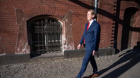 Kevin Hönicke (SPD), Bezirksstadtrat in Lichtenberg, könnte bald abgewählt werden - vier Fraktionen des Bezirksparlaments haben einen entsprechenden Antrag eingereicht, über den am Donnerstag diskutiert wird. / Foto: Christophe Gateau/dpa