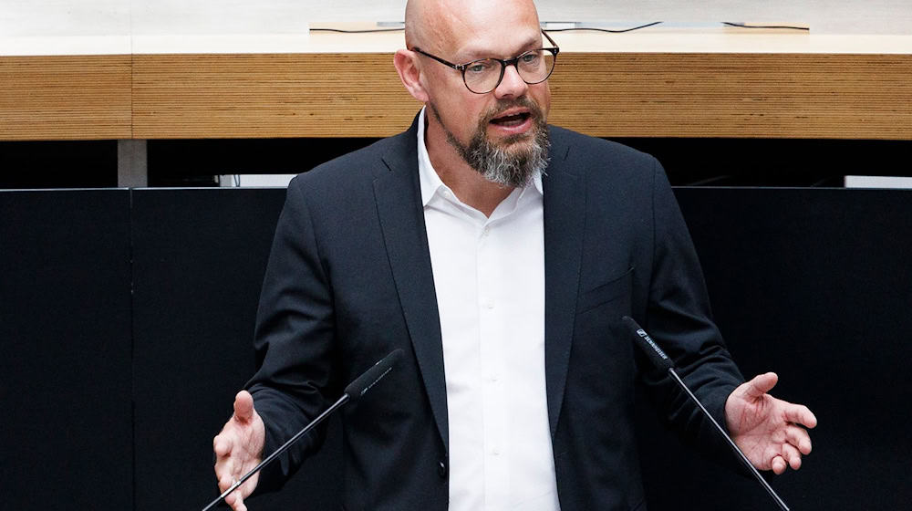 Tobias Schulze (Linke) im Abgeordnetenhaus. / Foto: Carsten Koall/dpa