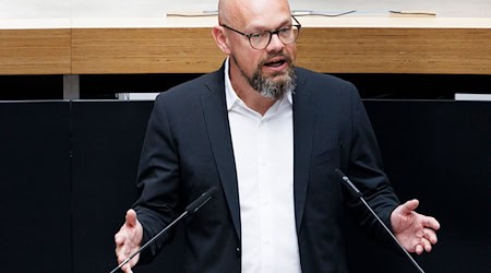 Tobias Schulze (Linke) im Abgeordnetenhaus. / Foto: Carsten Koall/dpa