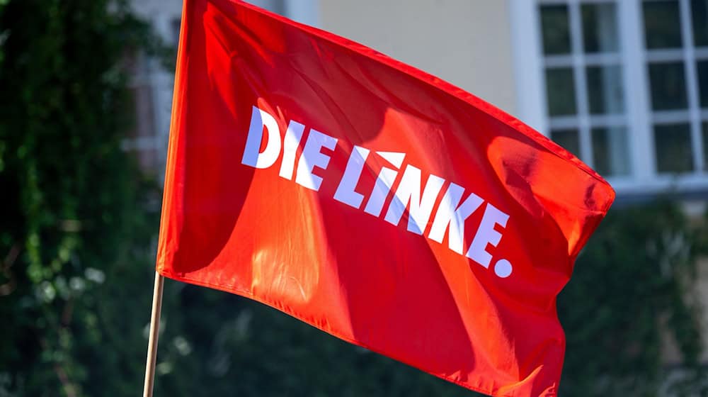 Eine Fahne mit dem Logo der Partei "Die Linke" weht im Wind in Potsdam. / Foto: Monika Skolimowska/dpa