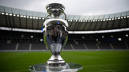 Der Pokal steht während der Präsentation des EM-Pokals im Berliner Olympiastadion. / Foto: Sebastian Gollnow/dpa