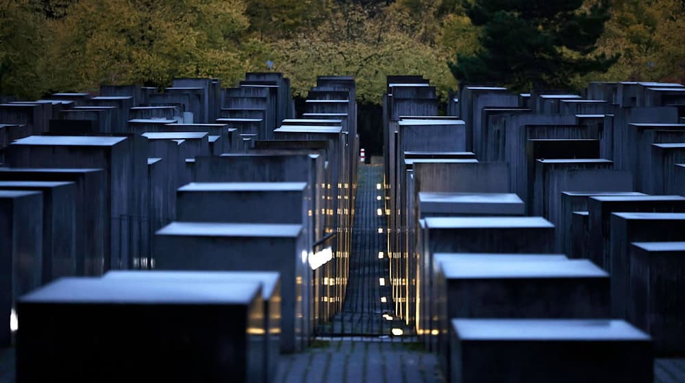 Blick über das Stelenfeld des Mahnmals für die ermordeten Juden Europas, das auch Holocaust-Mahnmal genannt wird. / Foto: Carsten Koall/dpa