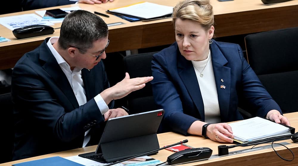 Stefan Evers (CDU), Berliner Senator für Finanzen, und Franziska Giffey (SPD), Berliner Senatorin für Wirtschaft, Energie und Betriebe, unterhalten sich am Rande der Aktuellen Stunde. / Foto: Britta Pedersen/dpa