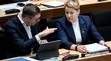 Stefan Evers (CDU), Berliner Senator für Finanzen, und Franziska Giffey (SPD), Berliner Senatorin für Wirtschaft, Energie und Betriebe, unterhalten sich am Rande der Aktuellen Stunde. / Foto: Britta Pedersen/dpa