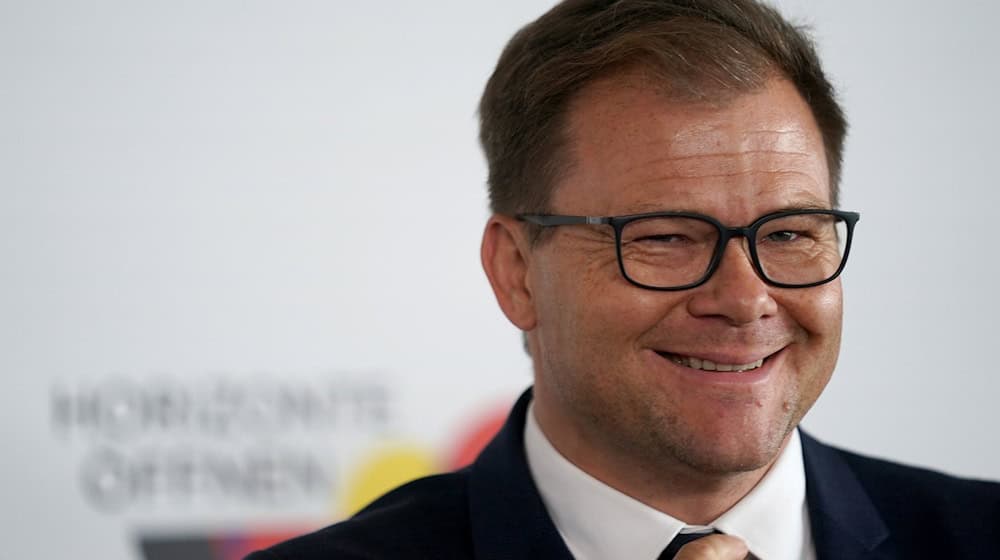 Carsten Schneider (SPD), Beauftragter der Bundesregierung für Ostdeutschland, kommt auf die Plaza der Elbphilharmonie zum Festakt. / Foto: Marcus Brandt/dpa