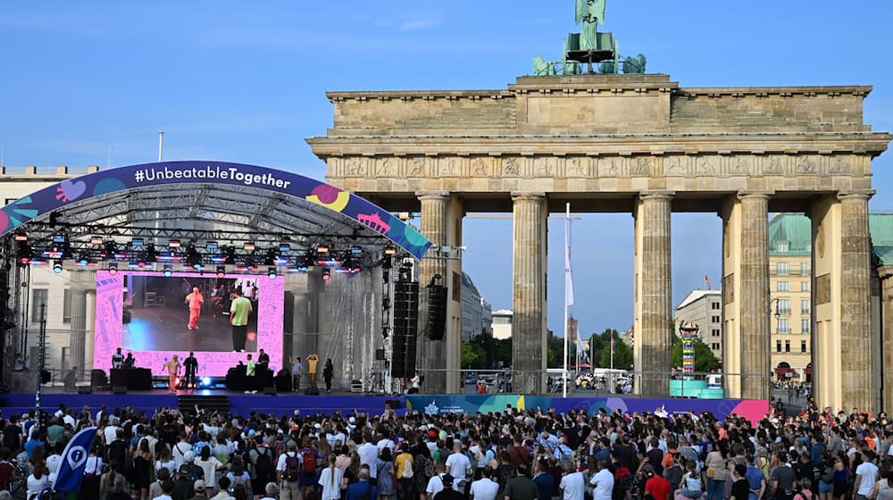 Breakdance- und HipHop-Künstler treten im Rahmen der Fête de la Musique auf der Bühne am Brandenburger Tor auf. / Foto: Soeren Stache/dpa/Archivbild