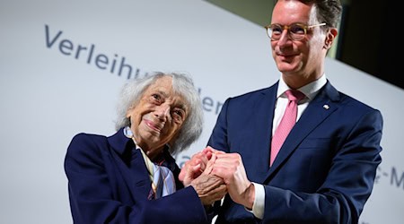 Margot Friedländer nach der Verleihung der Mevlüde-Genc-Medaille durch Hendrik Wüst (r, CDU). / Foto: Bernd von Jutrczenka/dpa