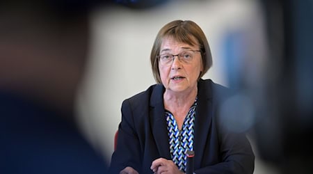 Brandenburgs Gesundheitsministerin Ursula Nonnemacher spricht bei einer Pressekonferenz. / Foto: Michael Bahlo/dpa