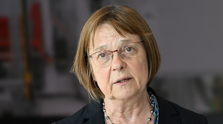 Ursula Nonnemacher (Bündnis 90/Die Grünen), Brandenburger Ministerin für Soziales, im Gespräch. / Foto: Soeren Stache/dpa