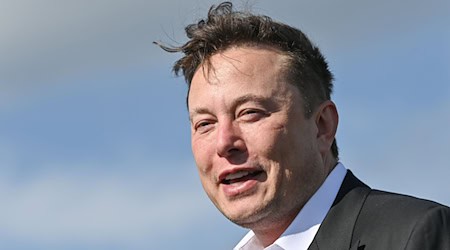 Elon Musk, Tesla-Chef, steht auf der Baustelle der Tesla Gigafactory. / Foto: Patrick Pleul/dpa-Zentralbild/dpa