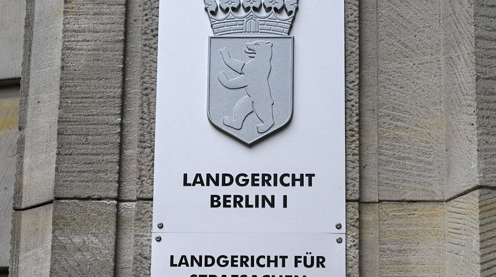 Ein Schild weist auf das Landgericht Berlin an der Fassade zum Kriminalgericht Moabit in der Turmstraße hin. / Foto: Jens Kalaene/dpa