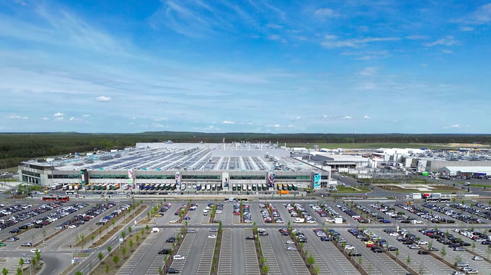 Der Parkplatz vor dem Haupteingang zum Tesla-Werk (Drohnenaufnahme). / Foto: Soeren Stache/dpa