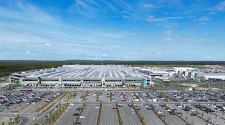 Der Parkplatz vor dem Haupteingang zum Tesla-Werk (Drohnenaufnahme). / Foto: Soeren Stache/dpa