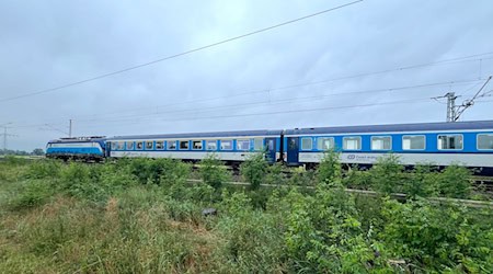 Der Eurocity auf dem Weg nach Prag ist auf offener Strecke gestrandet. / Foto: Andreas Richter/dpa/Symbolbild