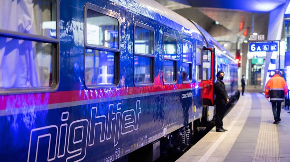 Ein Nightjet Zug steht während eines Medientermins der ÖBB am Gleis im Hauptbahnhof. / Foto: Georg Hochmuth/APA/dpa/Archivbild