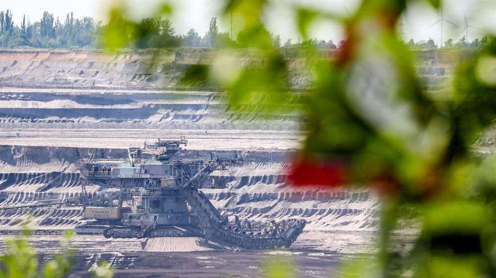 Ein Eimerkettenbagger arbeitet in einem Tagebau. / Foto: Jan Woitas/dpa-Zentralbild/dpa/Archivbild