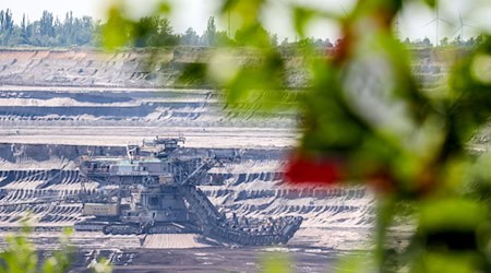 Ein Eimerkettenbagger arbeitet in einem Tagebau. / Foto: Jan Woitas/dpa-Zentralbild/dpa/Archivbild