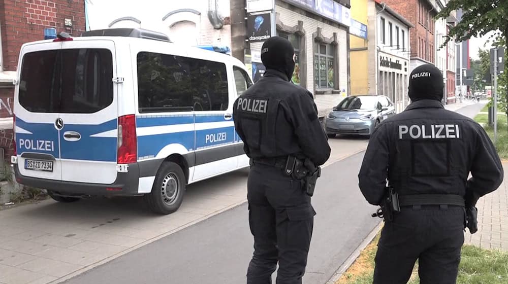 Polizeibeamte stehen vor einem der durchsuchten Objekte in Braunschweig. Polizei und Staatsanwaltschaft haben am Mittwochmorgen Räume der Deutschsprachigen Muslimischen Gemeinschaft (DMG) in Braunschweig und weitere Objekte in Berlin durchsucht. / Foto: dpa