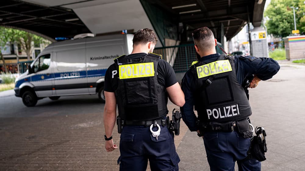 Die Berliner Polizei steht am U-Bahnhof Kottbusser Tor. / Foto: Fabian Sommer/dpa