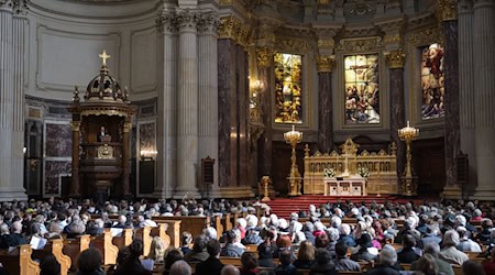 Christian Stäblein spricht während des Gottesdiensts zum Ostersonntag im Berliner Dom. / Foto: Sebastian Gollnow/dpa