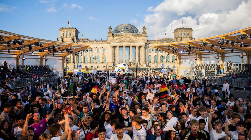 Deutschland-Fans feiern beim Public Viewing in der Fanzone am Reichstagsgebäude den Sieg ihrer Mannschaft. / Foto: Christoph Soeder/dpa