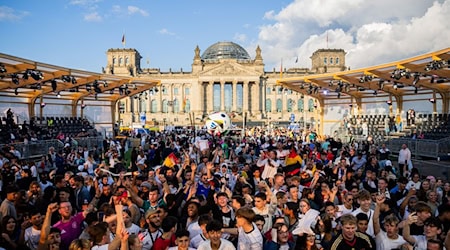 Deutschland-Fans feiern beim Public Viewing in der Fanzone am Reichstagsgebäude den Sieg ihrer Mannschaft. / Foto: Christoph Soeder/dpa