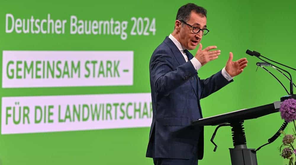 Cem Özdemir (Grüne), Bundeslandwirtschaftsminister, spricht auf dem zweiten Tag vom Deutschen Bauerntag. / Foto: Patrick Pleul/dpa