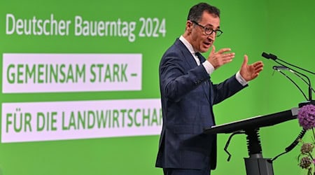 Cem Özdemir (Grüne), Bundeslandwirtschaftsminister, spricht auf dem zweiten Tag vom Deutschen Bauerntag. / Foto: Patrick Pleul/dpa