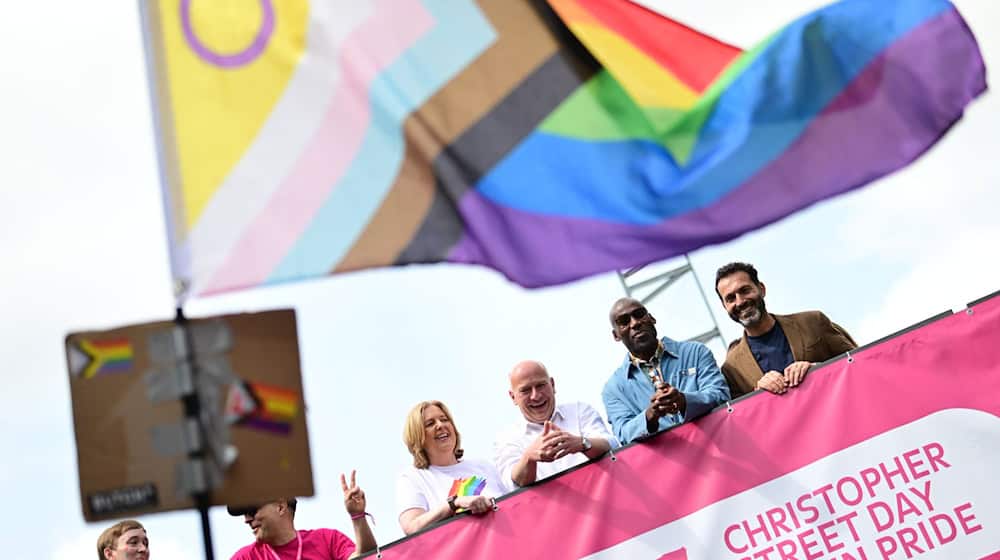 Berlins erster Queerbeauftragter, Alfonso Pantisano (r-l), Joe Chialo (CDU), Berliner Senator für Kultur und Gesellschaftlichen Zusammenhalt, Kai Wegner (CDU), Regierender Bürgermeister von Berlin, und Bärbel Bas (SPD), Präsidentin des Deutschen Bundestages, stehen bei der 45. Berlin Pride-Parade zum Christopher Street Day (CSD) auf einem Wagen zusammen. / Foto: Fabian Sommer/dpa