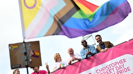 Berlins erster Queerbeauftragter, Alfonso Pantisano (r-l), Joe Chialo (CDU), Berliner Senator für Kultur und Gesellschaftlichen Zusammenhalt, Kai Wegner (CDU), Regierender Bürgermeister von Berlin, und Bärbel Bas (SPD), Präsidentin des Deutschen Bundestages, stehen bei der 45. Berlin Pride-Parade zum Christopher Street Day (CSD) auf einem Wagen zusammen. / Foto: Fabian Sommer/dpa