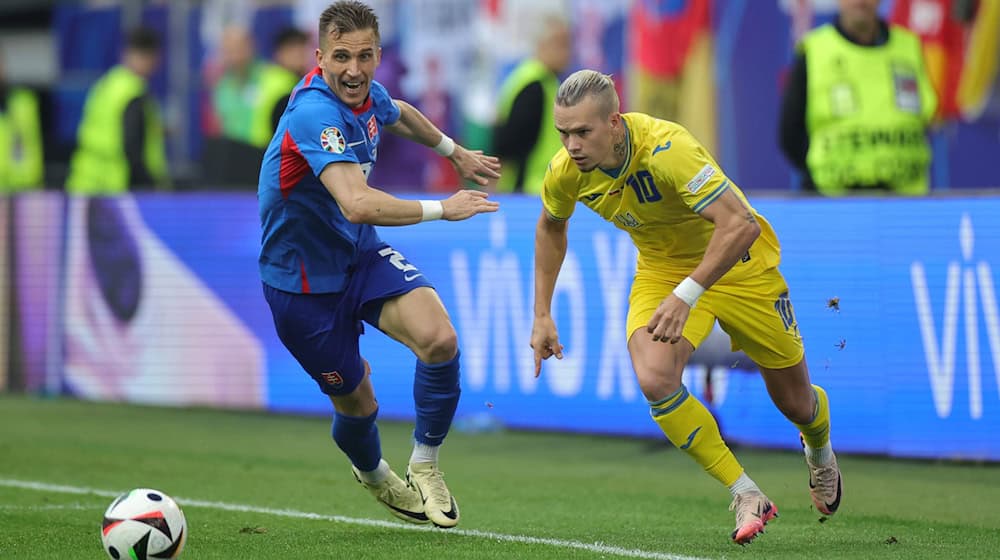 Peter Pekarik von der Slowakei und Mychajlo Mudryk (r) von der Ukraine kämpfen um den Ball. / Foto: Rolf Vennenbernd/dpa