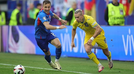 Peter Pekarik von der Slowakei und Mychajlo Mudryk (r) von der Ukraine kämpfen um den Ball. / Foto: Rolf Vennenbernd/dpa