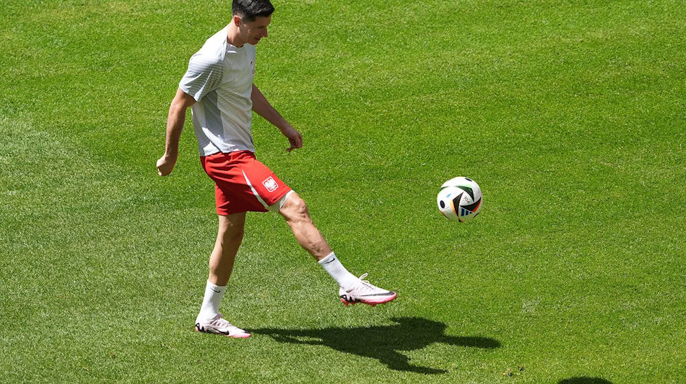 Polens Robert Lewandowski wärmt sich auf. / Foto: Marcus Brandt/dpa