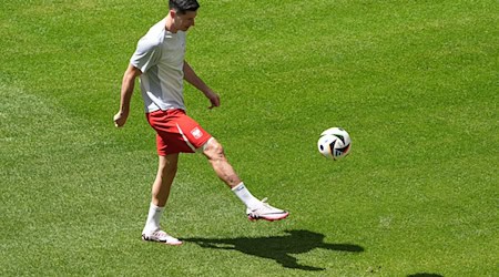 Polens Robert Lewandowski wärmt sich auf. / Foto: Marcus Brandt/dpa