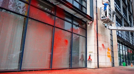 Die Fassade vom Willy-Brandt-Haus ist nach einem Farbanschlag mit roter Farbe beschmiert. / Foto: Monika Skolimowska/dpa