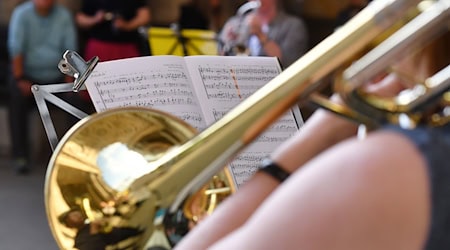 Der Bläserkreis vom Posaunendienst in der Evangelischen Kirche Berlin-Brandenburg-schlesische Oberlausitz spielt im Rahmen der Fete de la Musique in den Arkaden des Berliner Doms. / Foto: Jens Kalaene/dpa-Zentralbild/dpa