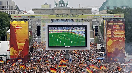 Tausende Zuschauer verfolgen auf der Fanmeile am Brandenburger Tor in Berlin das WM-Fußballspiel zwischen Deutschland und Argentinien. / Foto: Marcel Mettelsiefen/dpa