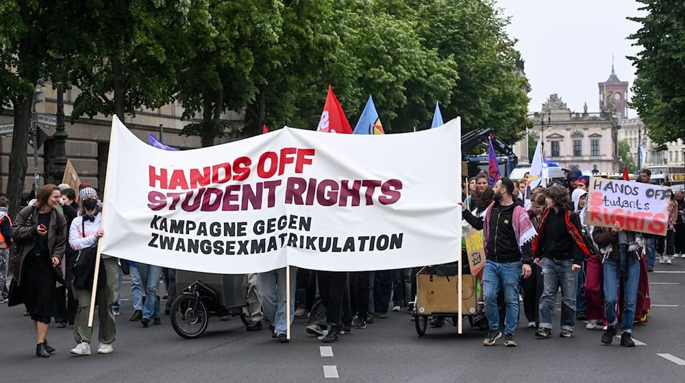 Pro-Palästinensische Studierende der Humboldt-Uni demonstrieren gegen eine Verschärfung des Hochschulgesetzes. / Foto: Jens Kalaene/dpa