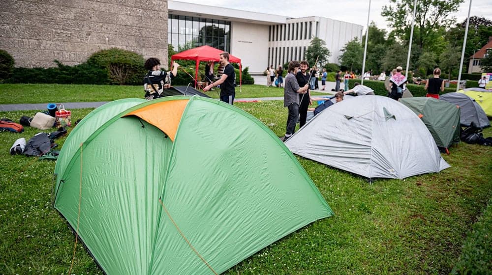 Teilnehmer bauen vor dem Henry-Ford Bau an der Freien Universität Berlin (FU) Zelte auf. / Foto: Fabian Sommer/dpa/Archivbild