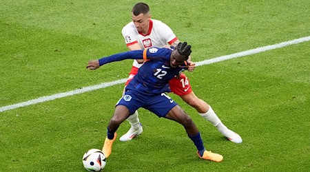 Jeremie Frimpong von den Niederlanden (vorn) und Polens Jakub Kiwior kämpfen um den Ball. / Foto: Marcus Brandt/dpa