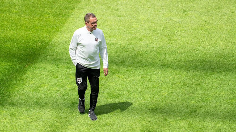 Teamchef Ralf Rangnick während einer Platzbegehung des ÖFB-Nationalteams vor dem Spiel gegen Polen im Olympiastadion in Berlin. / Foto: Georg Hochmuth/APA/dpa