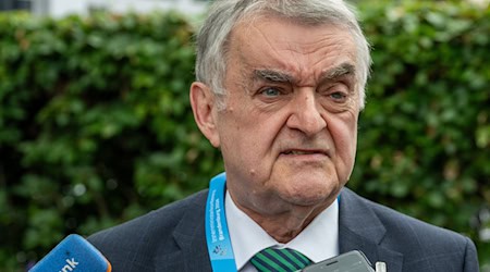 Herbert Reul (CDU), Innenminister von Nordrhein-Westfalen, kommt zum Beginn der Frühjahrskonferenz. / Foto: Soeren Stache/dpa