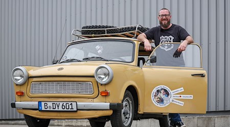 Der Berliner Jan-Erik Nord steht an seinem Trabant 601. / Foto: Jan Woitas/dpa