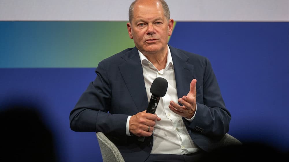 Bundeskanzler Olaf Scholz (SPD) beantwortet beim Ostdeutschen Wirtschaftsforum im Theater am See die Fragen der Teilnehmer. / Foto: Monika Skolimowska/dpa