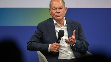 Bundeskanzler Olaf Scholz (SPD) beantwortet beim Ostdeutschen Wirtschaftsforum im Theater am See die Fragen der Teilnehmer. / Foto: Monika Skolimowska/dpa