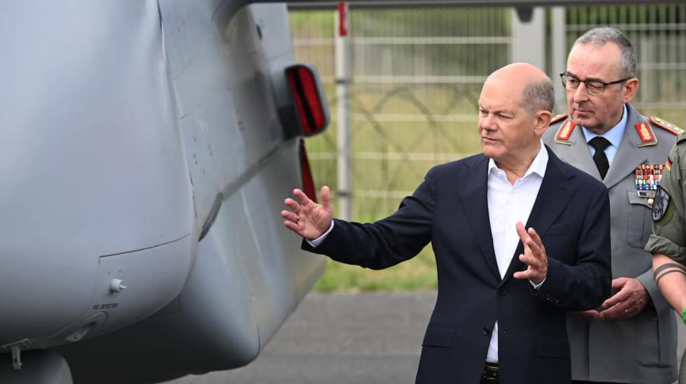 Bundeskanzler Olaf Scholz (SPD, l) bei einem Rundgang der ILA am Flughafen BER. / Foto: Sebastian Gollnow/dpa